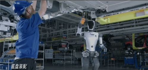 天才少年離職創(chuàng)業(yè) 稚暉君半年打造多功能人形機(jī)器人，上得工廠下得廚房，智能機(jī)器人銷售火爆